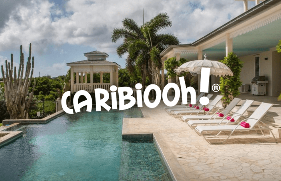 Carib_HB Caribiooh logo op een foto bij het zwembad