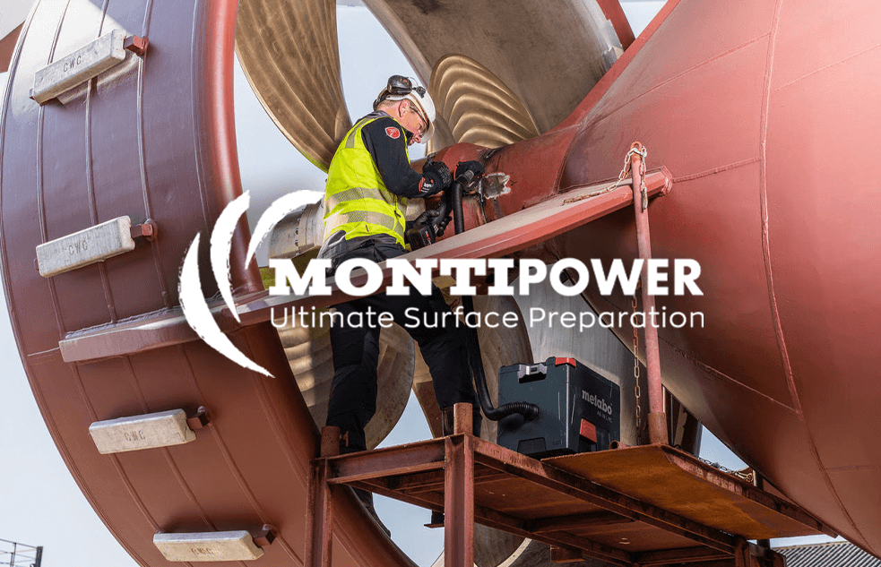 Monti_HB Montipower logo op een foto van een scheepwerf
